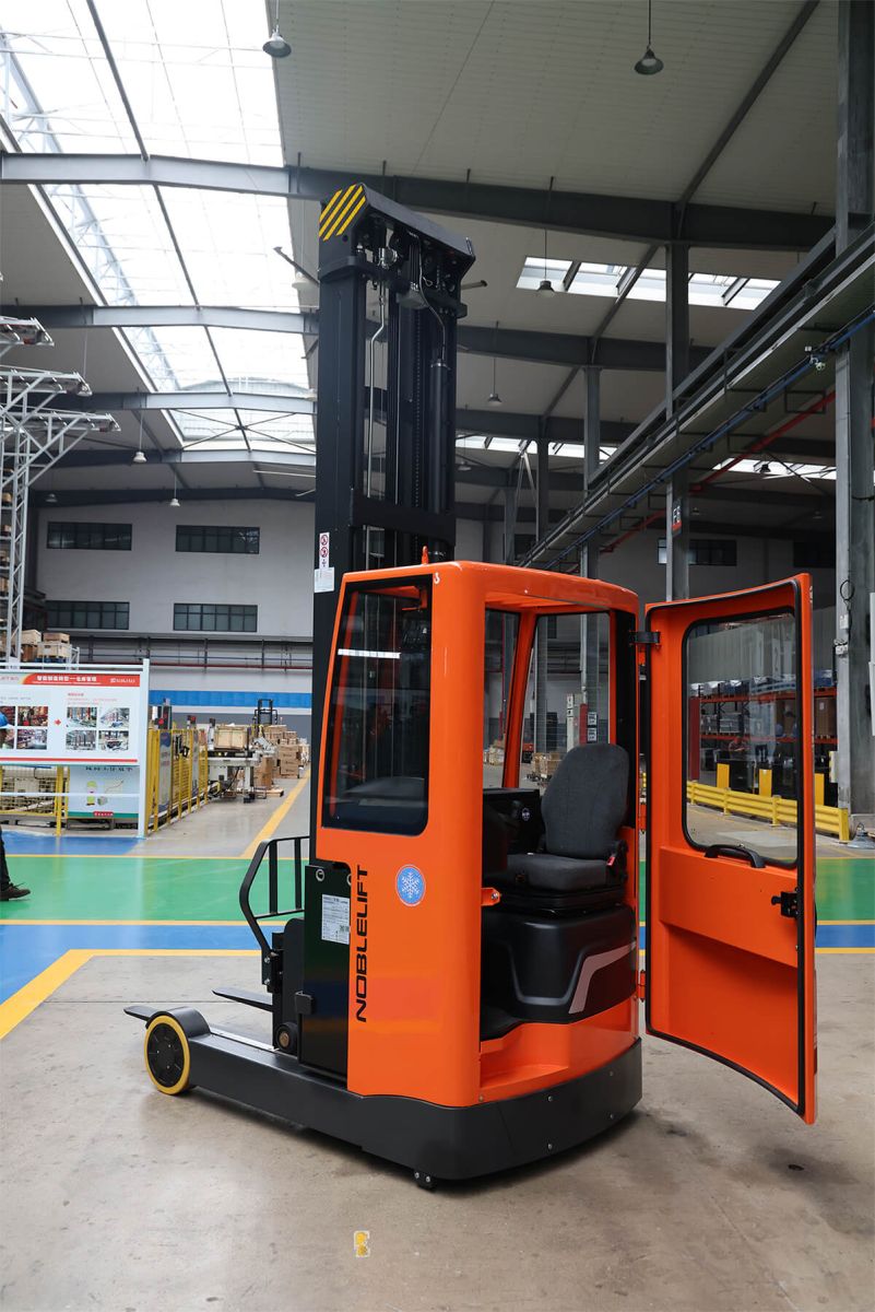 Ричтрак Noblelift RT20Pro-CS — сидячий узкопроходной электри́ческий ричтрак 2000 кг