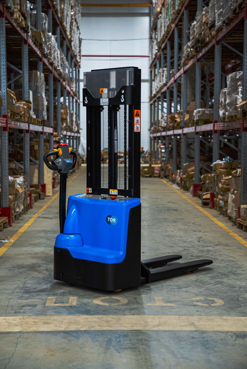 Электроштабелера TORWS15H-3000SCPROLi-ion24/60 электрические самоходный Li,  высота подъема 3000 мм, г/п 1500 кг
