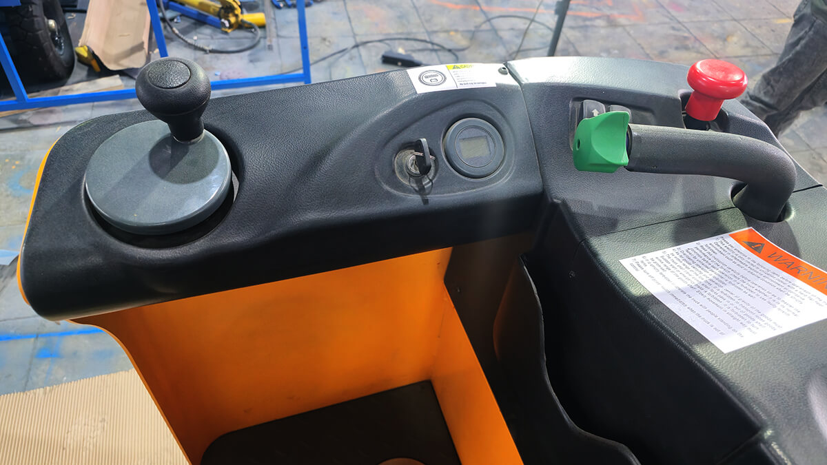 Паллетоперевозчик XILIN CBD20Z с кабиной 2000 кг 24/320 В/Ач