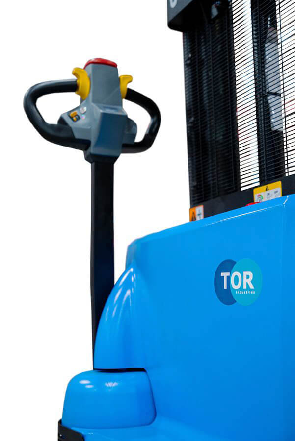 Самоходные электрические штабелеры TORWS15H-2500SCPROLi-ion24/60 самоходный Li,  высота подъема 2500 мм, г/п 1500 кг